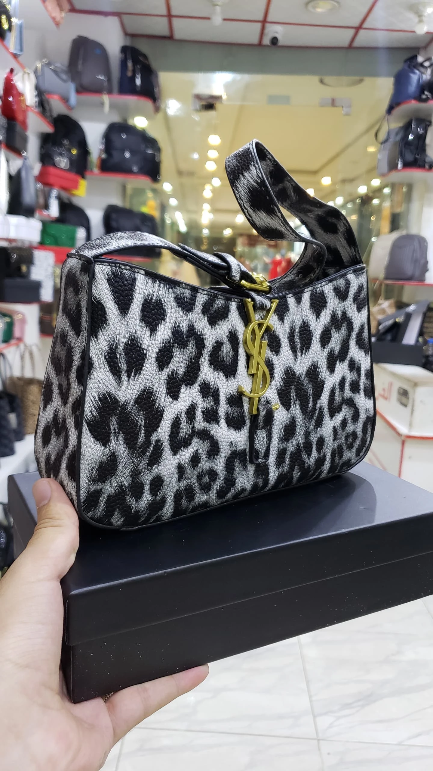 حقيبة يد YSL بتصميم فاخر