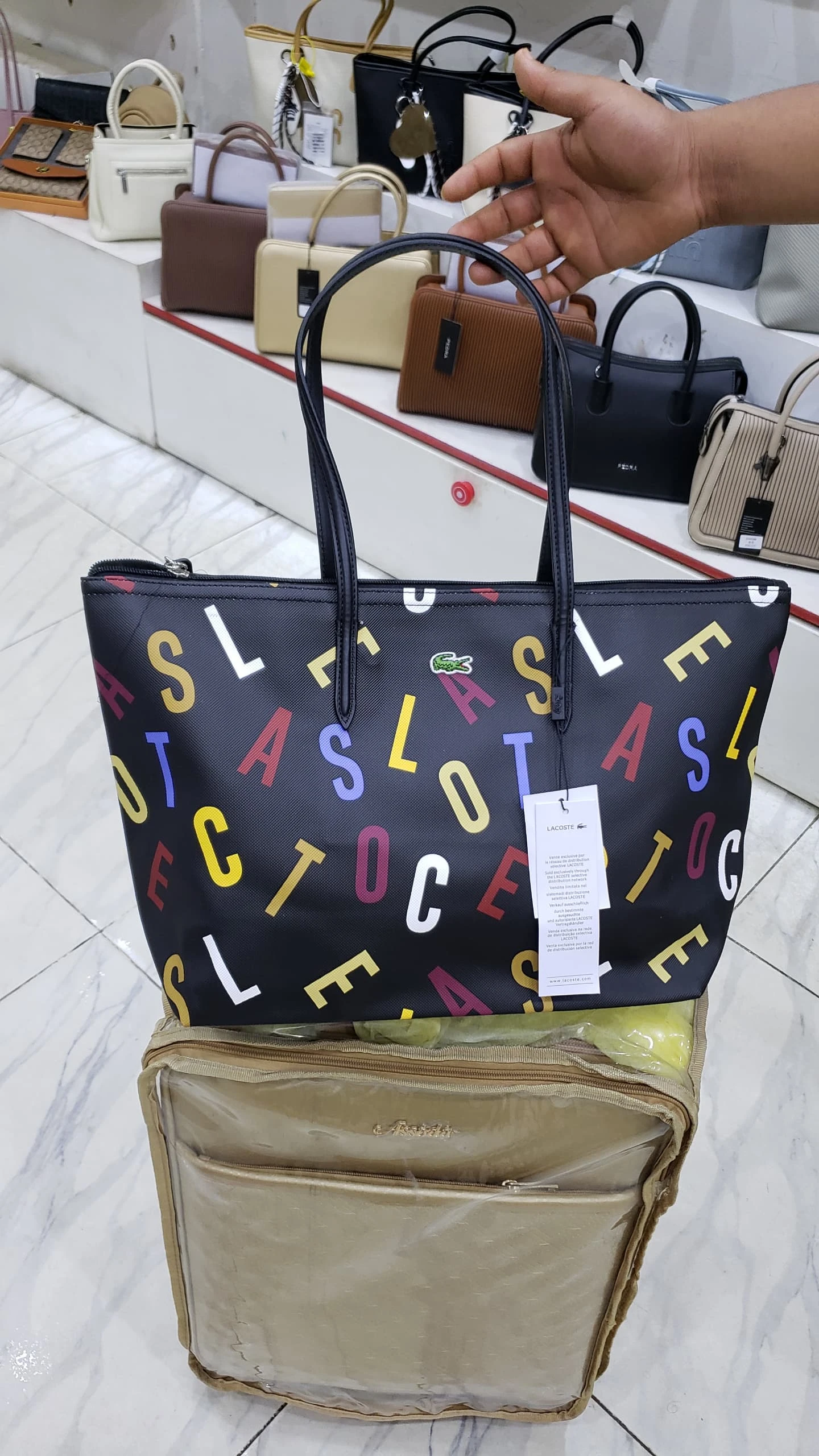 حقيبة يد لاكوست – تصاميم متنوعة وألوان جذابة