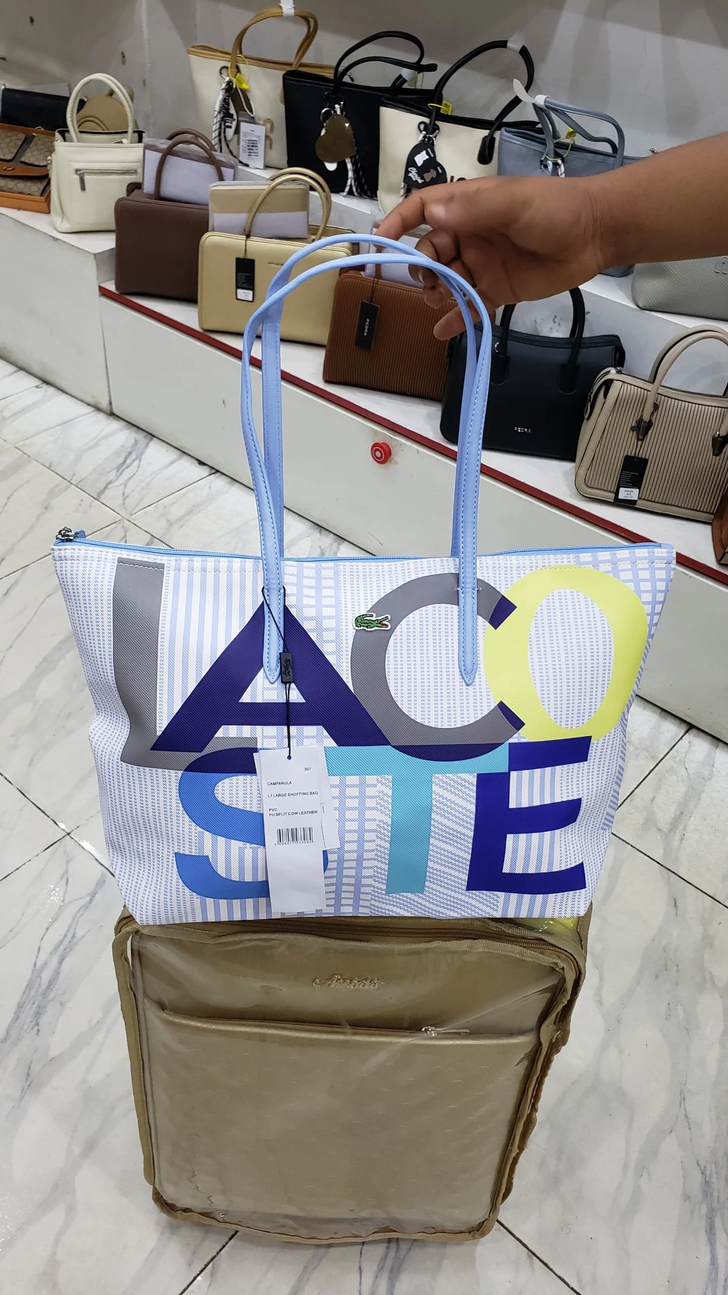 حقيبة يد لاكوست – تصاميم متنوعة وألوان جذابة