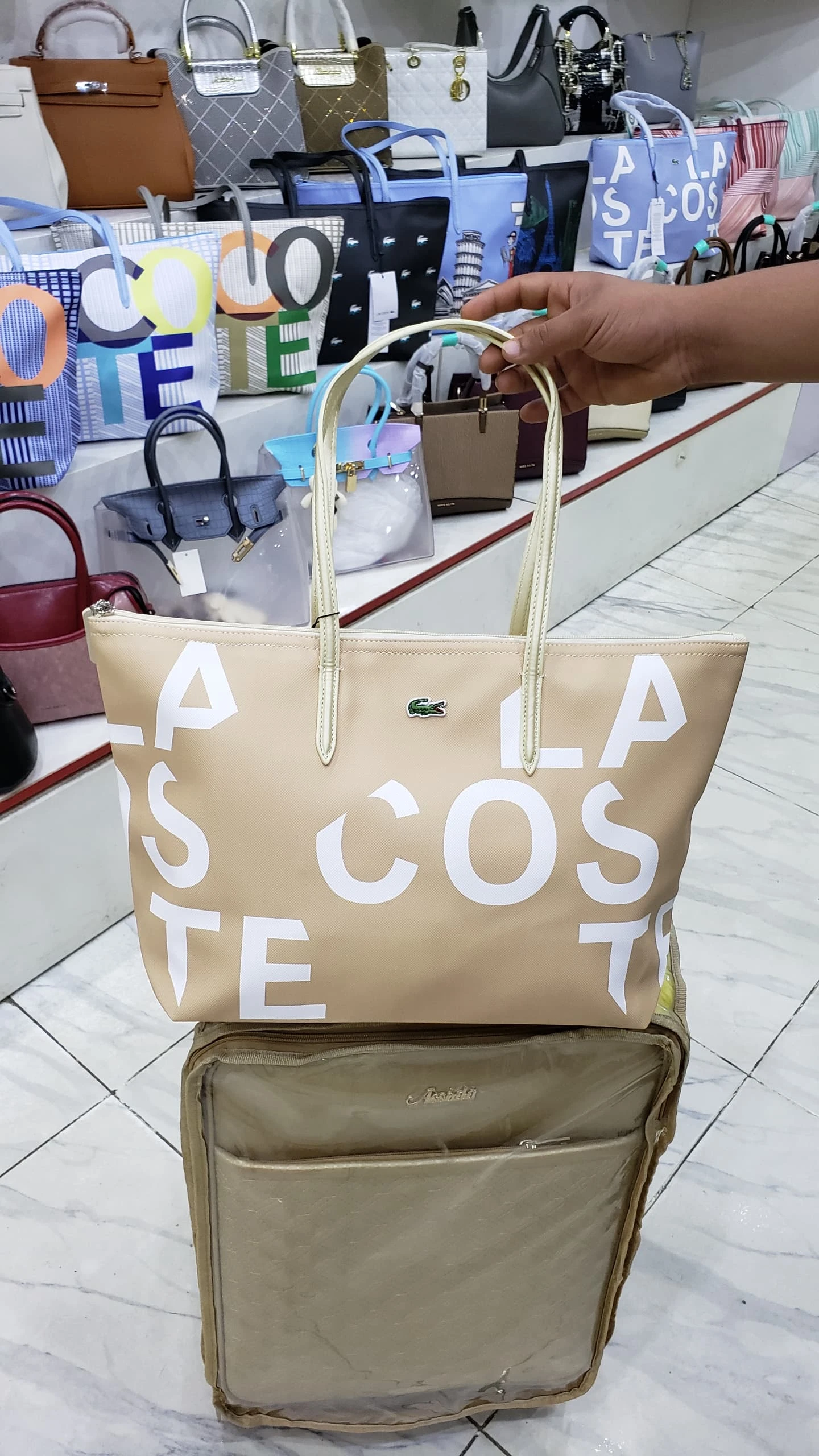 حقيبة يد لاكوست – تصاميم متنوعة وألوان جذابة