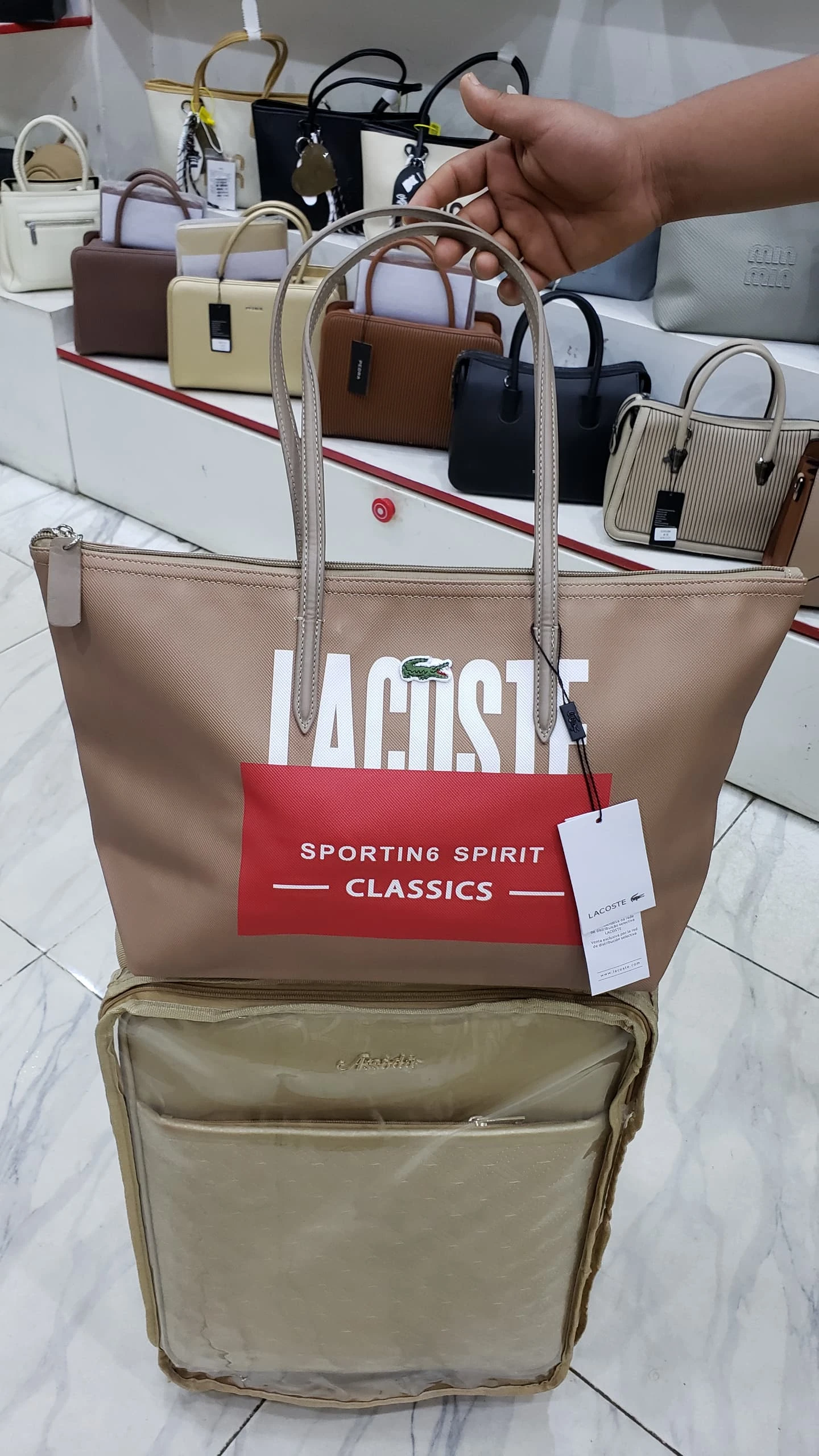 حقيبة يد لاكوست – تصاميم متنوعة وألوان جذابة