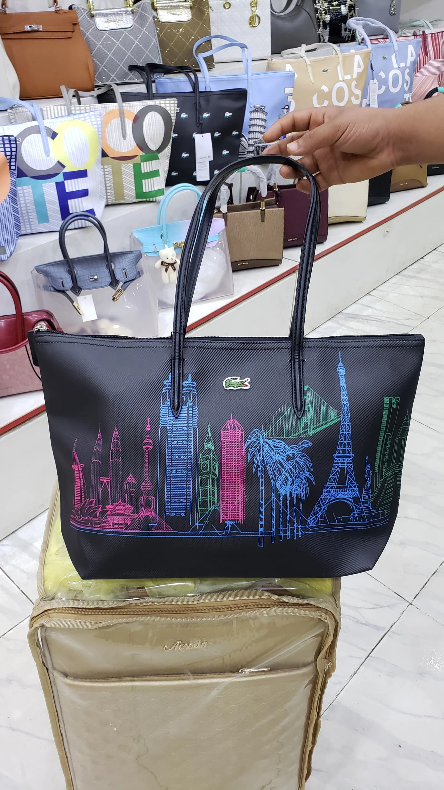 حقيبة يد لاكوست – تصاميم متنوعة وألوان جذابة