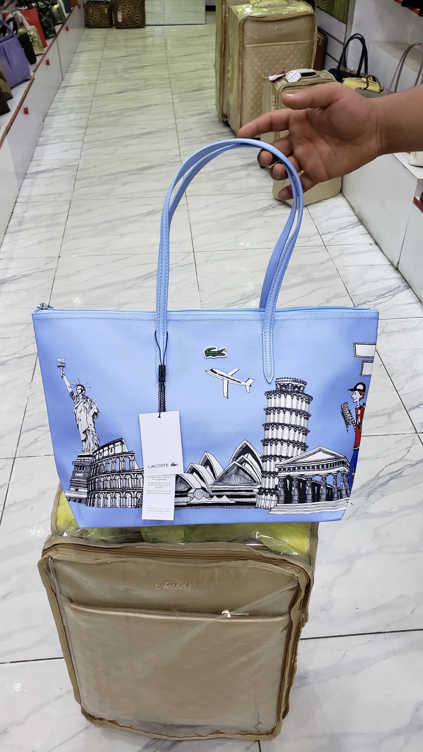 حقيبة يد لاكوست – تصاميم متنوعة وألوان جذابة