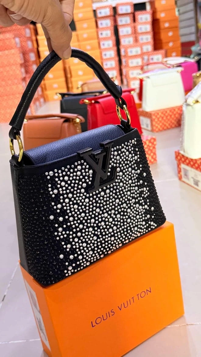 Louis Vuitton  شنطه