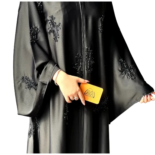 عباية التك توك المطرزة بالأسود – فخامة هادئة