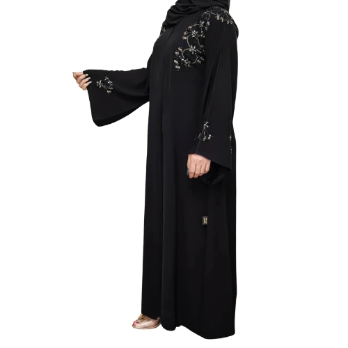 عباية تطريز فاخر بنقشات لامعة وإطلالة ملكية