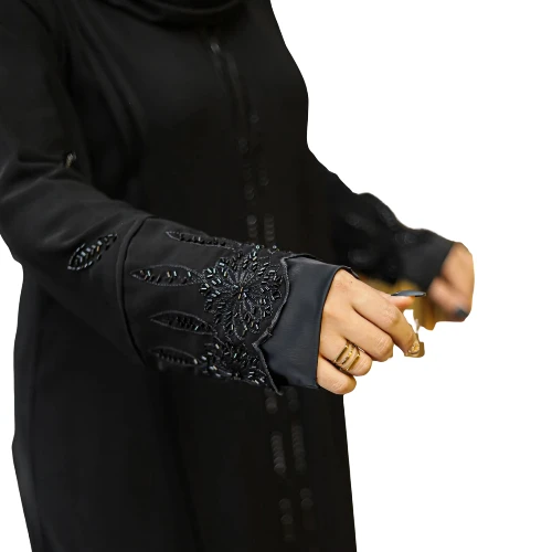 عباية لمسة الملكة بالتطريز الأسود الفاخر
