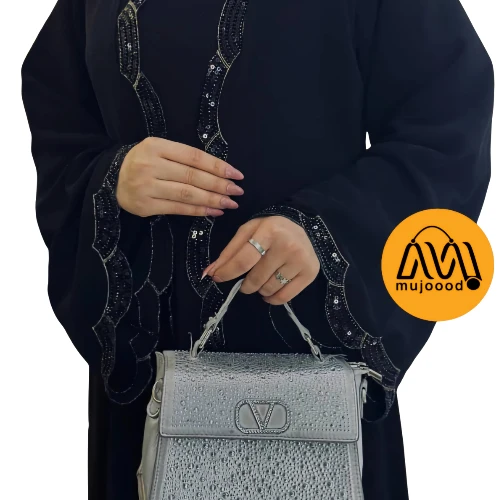 عباية الأناقة المموجة بالتطريز الأسود