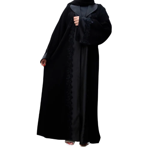 عباية سوداء فاخرة بتصميم عصري