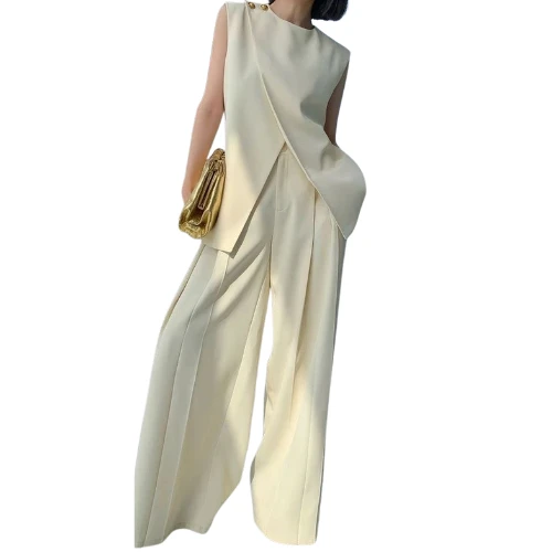 طقم سهرة نسائي بتصميم أنيق وقصّة عصرية