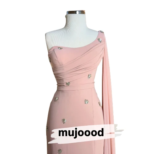 فستان سهرة وردي بتصميم كتف واحد وتطريز زركون ناعم