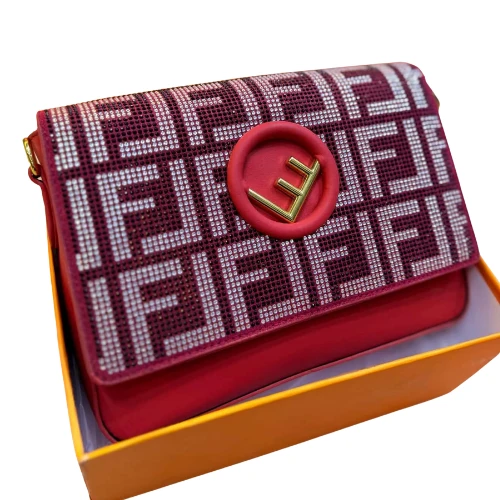 شنطة كروس نسائية أنيقة بتصميم عصري