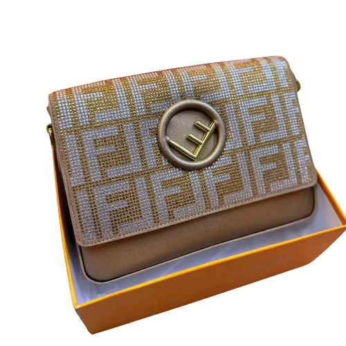 شنطة كروس نسائية أنيقة بتصميم عصري